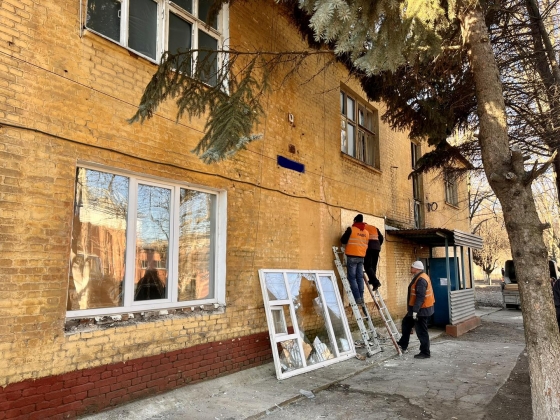 Комунальники працюють над ліквідацією наслідків нічного ракетного удару по Краматорську