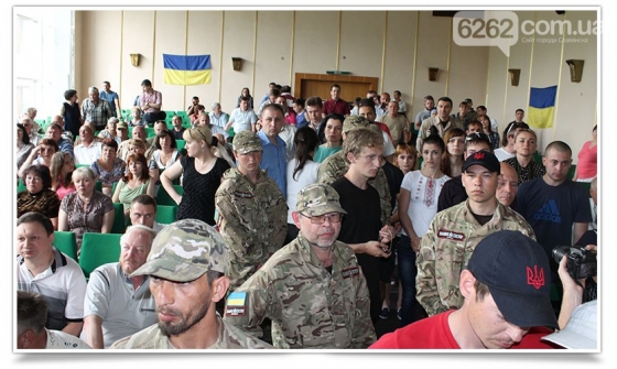 В Славянском горсовете произошла стычка с участием Правого Сектора на стороне милиции (видео)