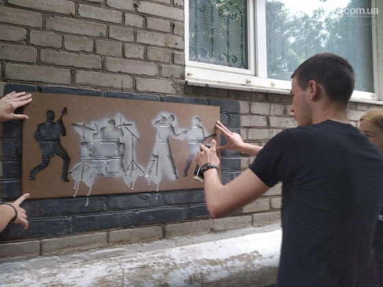 В Славянске рекламу наркотиков закрасили мотиваторами-граффити 