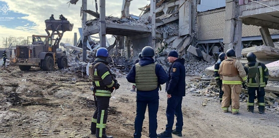 У Краматорську четверту добу після ракетного удару під завалами будівлі шукають чоловіка