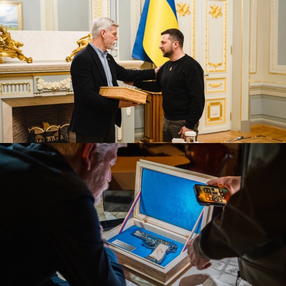 Президент Чехії подарував Зеленському легендарний пістолет CZ 75