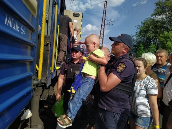 Протягом минулої доби із зони активних бойових дій на Донеччині евакуйовано 53 особи, з них 18 дітей, - ДСНС