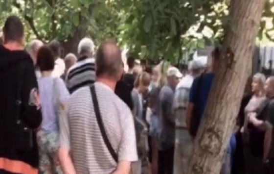 Маріупольці вишикуються в черги за перепустками на виїзд з окупованого міста