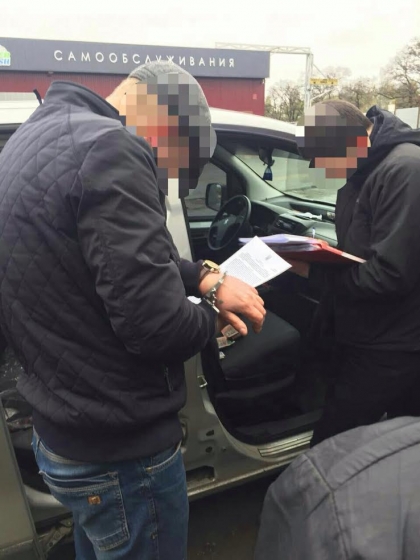 В Краматорске таможенник просил 4800 гривен взятки за «неполный» досмотр автомобилей