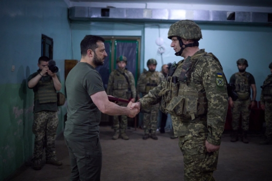 Під час робочої поїздки на Донеччину Президент України відвідав підрозділи ЗСУ, які відзначилися на Бахмутському напрямку, та вручив державні нагороди