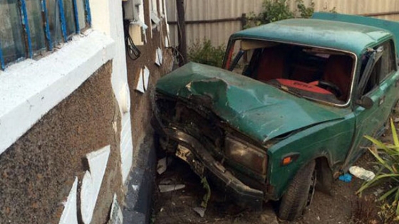 В Донецкой области пьяный водитель сбил столб и пешехода