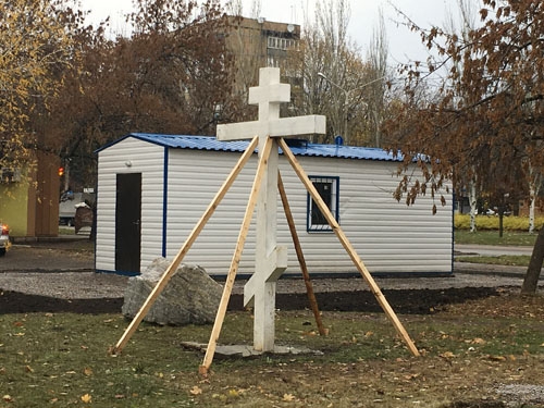 В Краматорске установили крест на месте будущего храма УПЦ Киевского Патриархата