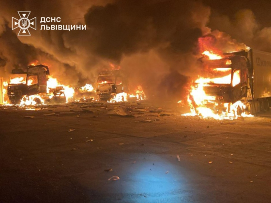 З&#039;явились фото та відео пожежі під Львовом після нічної атаки РФ
