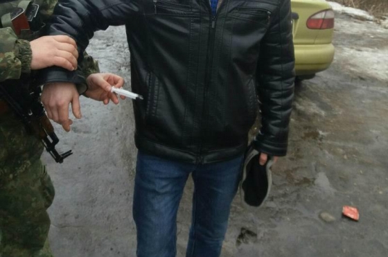 В Славянске полицейские изъяли у пассажира такси шприц с наркотиком