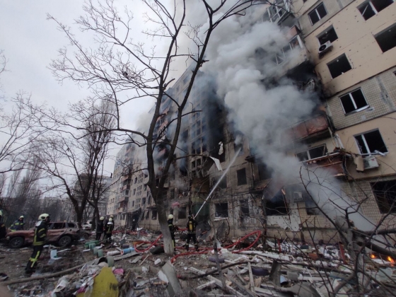 В Киеве на Оболони снаряд попал в девятиэтажку - возник пожар 