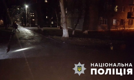 Полиция Краматорска разыскивает таксиста, сбившего во дворе жилого дома молодого парня