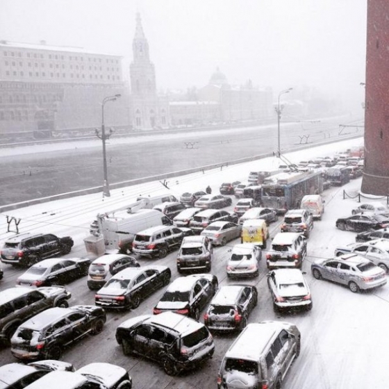 Москву неожиданно завалило снегом
