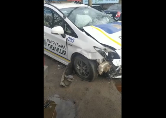 В Краматорске автомобиль Патрульной полиции врезался в частное авто