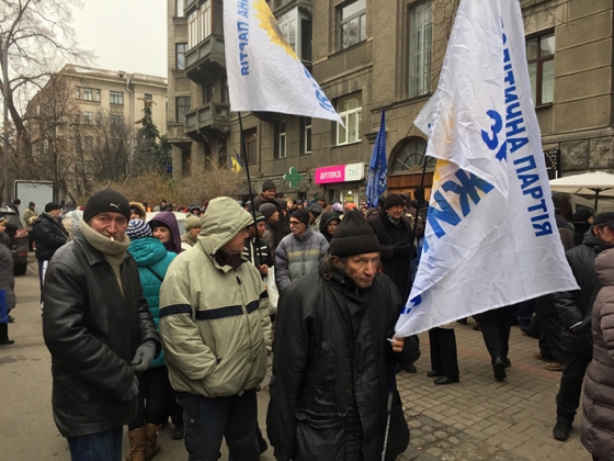 &quot;С нами Надежда Савченко&quot;. Митинг под Нацбанком перерос в агитацию политической партии 