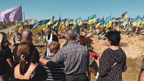 Харків. Кладовище №18. Ряди прапорів над могилами українських воїнів