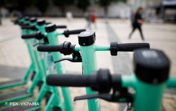 В Париже могут запретить электросамокаты: причиной стала смерть девушки