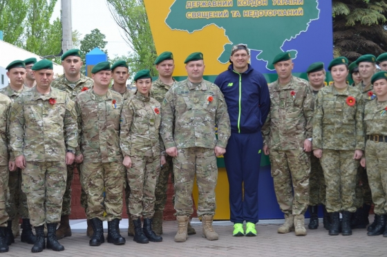 Александр Усик посетил пограничников в зоне АТО (фото)