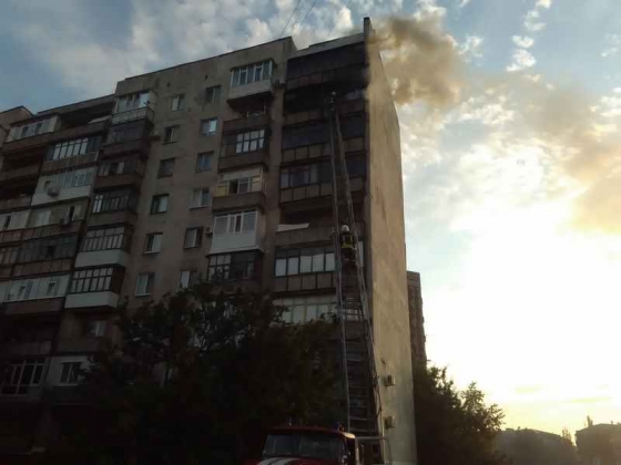 В Краматорске сгорели два балкона многоэтажки (фото, видео) 