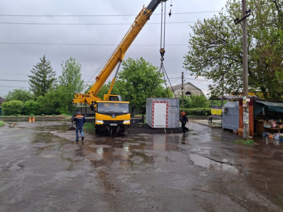 У селищі Біленьке встановлюють мобільне укриття
