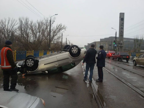 В Краматорске перевернулся автомобиль &quot;Рено&quot; (фото)