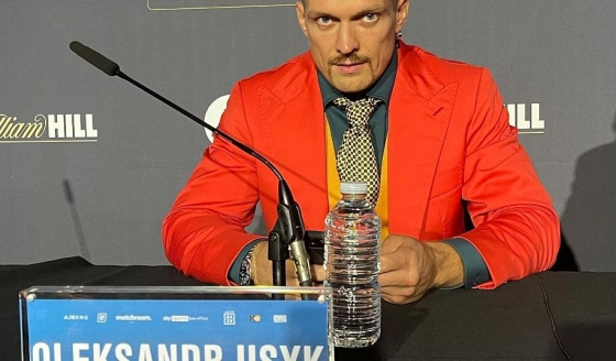 Усику наконец-то доставили чемпионский пояс WBA 