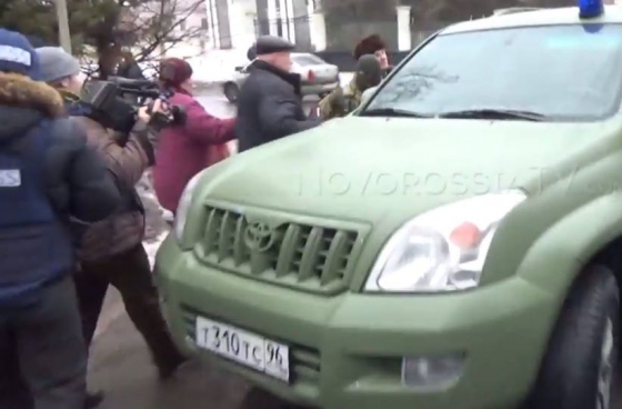 В Донецке пленных украинских военных возят на автомобиле российского пиарщика из СКМ 
