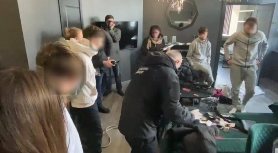 Організатори п’яних вечірок, на яких принижували дівчат, можуть отримати до 7 років за виготовлення порно, - поліція