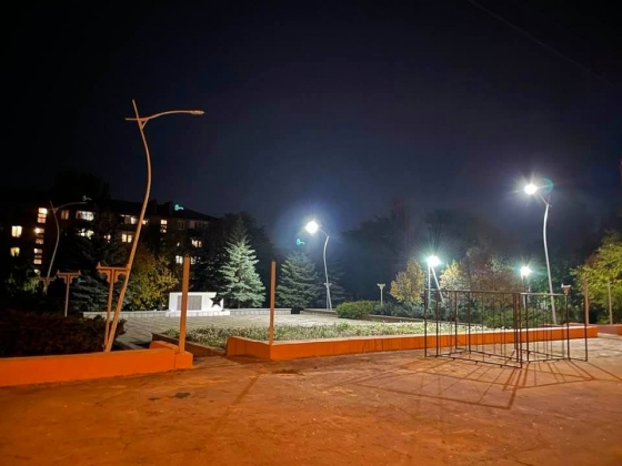 В Краматорске восстанавливают освещение в сквере возле музея