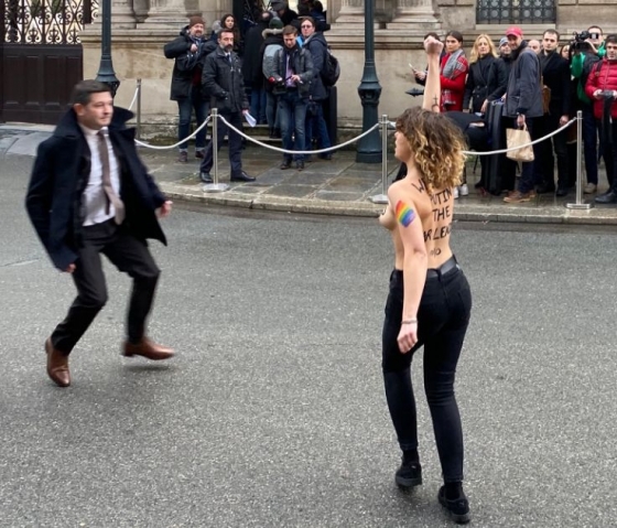Активистки Femen в Париже пытались прорваться на 