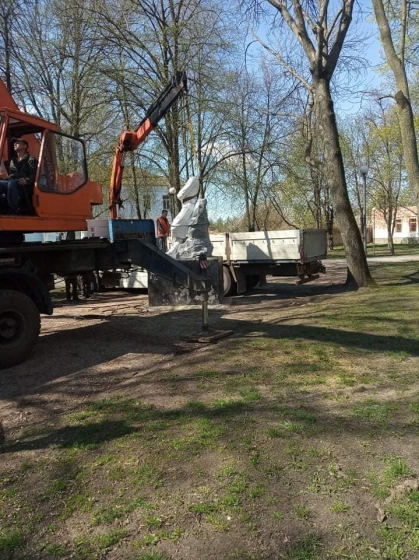 У памятника Пушкину в Конотопе при демонтаже отвалилась голова