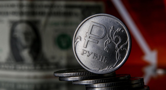 Рубль продовжує падати: долар уже сягнув 101 рубля, євро – 111