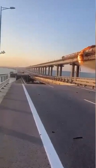 Автодорога на Кримському мосту частково зруйнована
