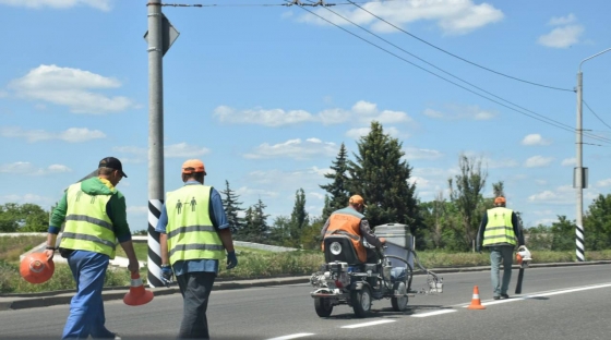 У Краматорську оновлюють дорожню розмітку по вулиці Олекси Тихого