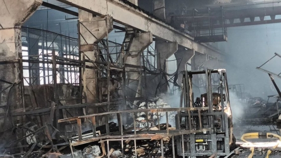 У Тернополі внаслідок ракетного удару згорів склад з гуманітарною допомогою