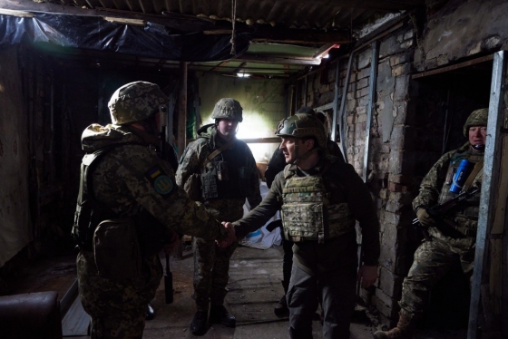 Зеленский посетил передовые позиции украинских военных на Донбассе 