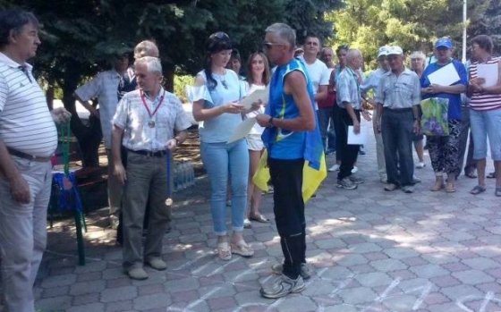 В оккупированной Кадиевке спортсмен развернул флаг Украины