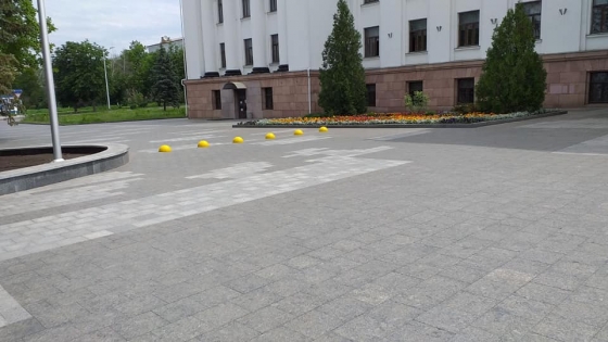 В Краматорске коммунальщики перекрыли проезд через площадь Мира (Фотофакт)