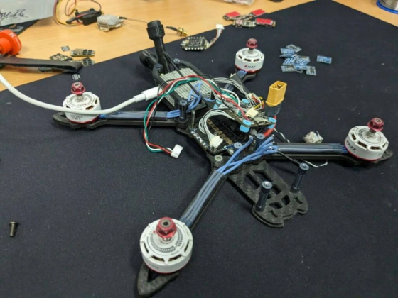 Школа FPV дронів ArmDrones: інженерні курси ФПВ для перемоги та розвитку