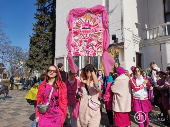 8 марта в Мариуполе отметили «розовым протестом»