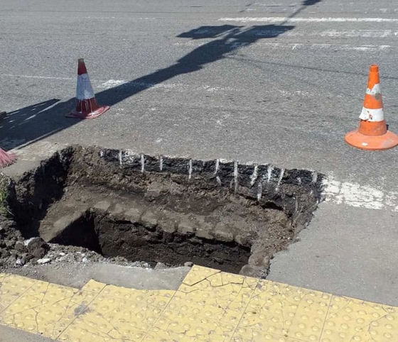 В Краматорске коммунальники обнаружили скрытую систему уличной канализации