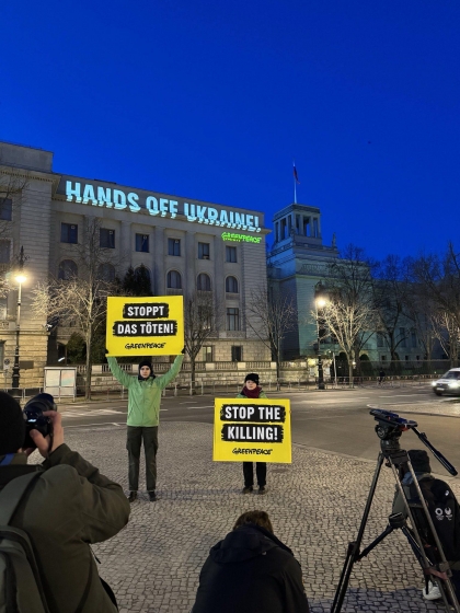 Активісти Greenpeace Німеччини закликали посольство РФ у Берліні прибрати руки від України