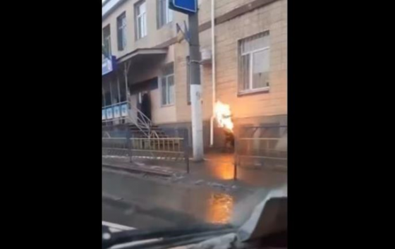 В Подольске мужчина поджег себя возле полиции (видео, 18+)