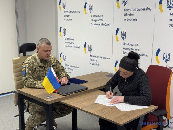 У Польщі друга група добровольців з підписала контракти із ЗСУ