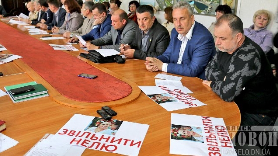 Депутаты Славянска хотят освободить Нелю Штепу