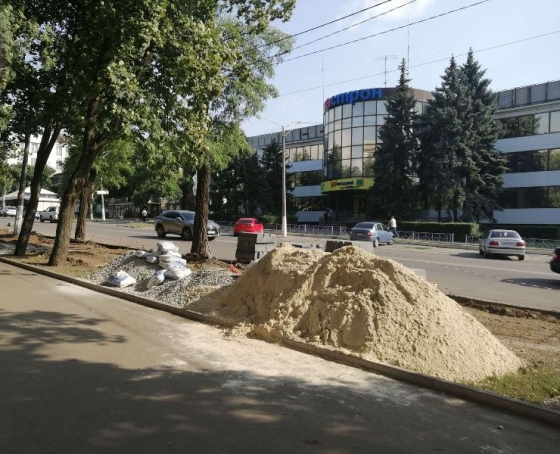 Возле ОШ№22 Краматорска начали благоустраивать территорию и наводить красоту 