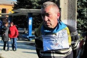 Террористы привязали мужчину с украинским флагом к &quot;столбу позора&quot; 