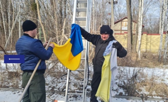 У Святогірську замінили державні прапори України, які пройшли через окупацію: фото