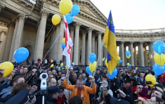 В Петербурге россияне с желто-голубыми флагами протестуют против войны в Украине 