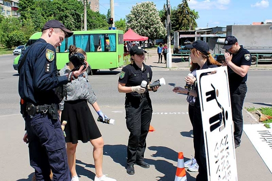 Патрульная полиция наносит на перекрестках тематические рисунки 