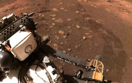 Марсоход NASA записал первые звуки своего передвижения на Красной планете 
